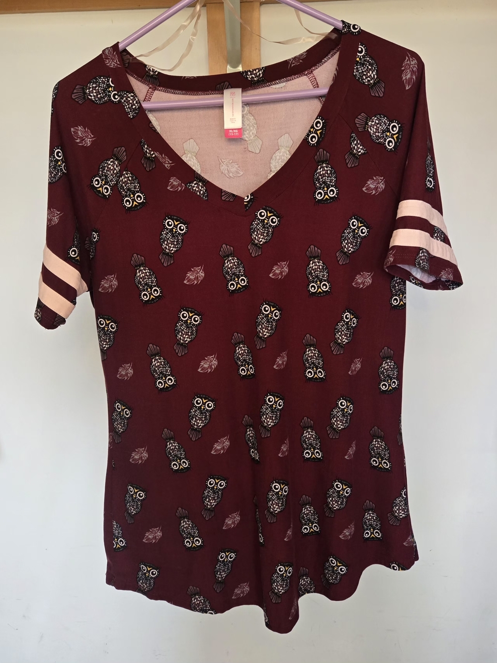 Women's No Boundaries. V-Neck Owl Print Short Sleeve Top - Burgundy